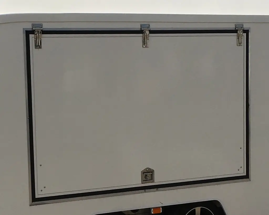 Gullwing doors on both sides