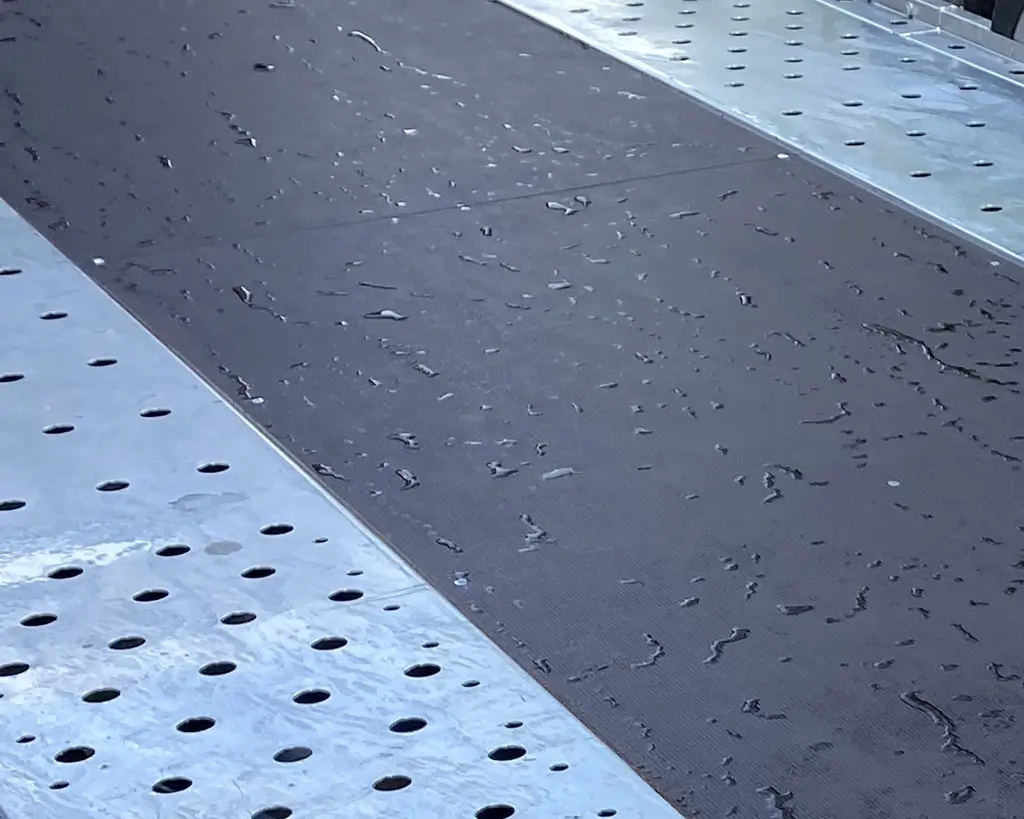 15mm phenolic anti-slip trailer decking